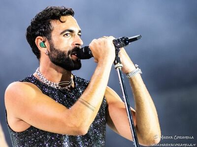 Marco Mengoni, un artista “Essenziale” per il Pianeta: “Non costa niente  credere nell'umanità”