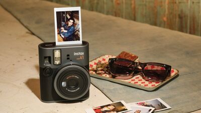  La piccola Instax mini 41 è ufficiale: carina e super portatile, per chi vuole la vita facile 
