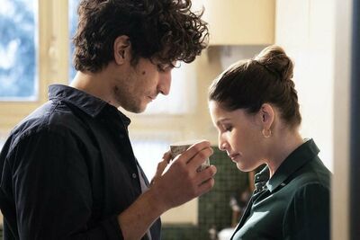  Il triangolo amoroso di Louis Garrel ne “L’Uomo Fedele”, con Laetitia Casta E Lily-Rose Depp 