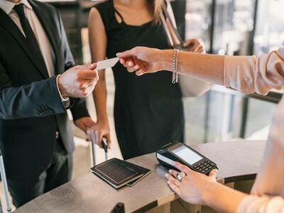  Turismo, Allarme lavoro. Gli operatori: mancano 70 mila addetti per l’estate 