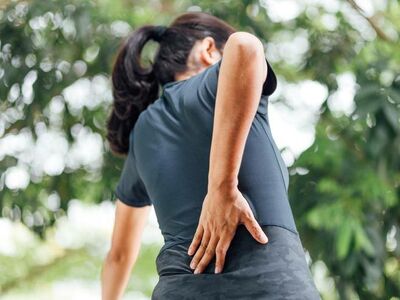  Voglia di sport dopo mesi di scrivania? Ecco come proteggere la schiena dagli acciacchi in estate (e non rovinarsi le vacanze) 