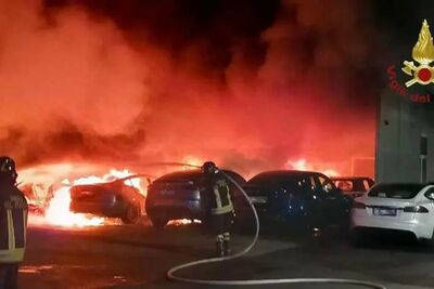  Tesla, gli anarchici rivendicano l'incendio di Roma: 'Elon Musk è il male assoluto' 