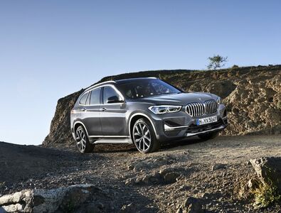  Nuova Bmw X1, la versione elettrica si è fatta spiare su strada 