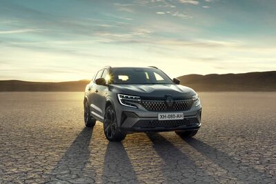  Renault Austral, debutta il nuovo SUV erede della Kadjar. Solo motori ibridi 