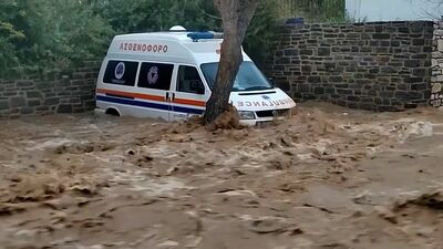  Video. L'alluvione causata dalle forti piogge spazza via le Auto sull'isola di Paros 