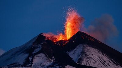  In migliaia scalano Etna in eruzione, preoccupata la Protezione Civile 