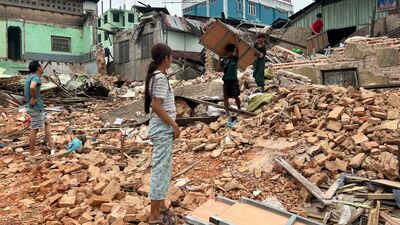  Video . Continuano gli sforzi per rimuovere le macerie del terremoto nella capitale del Myanmar 