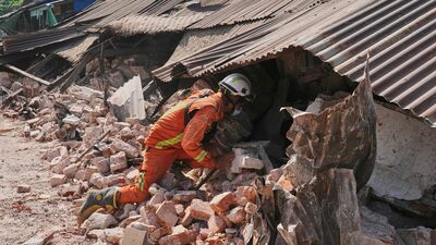  Video . Uomo salvato dalle macerie di un hotel in Myanmar cinque giorni dopo il terremoto 