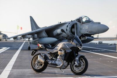 Moto Guzzi V100 Mandello Aviazione Navale: un’edizione limitata che ricorda un legame 