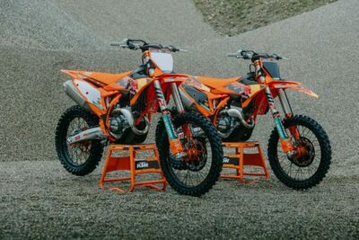  KTM 250 SF-X e 450 SX-F Factory Edition 2026: sospensioni WP Pro e look Red Bull Racing 