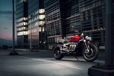 Triumph Rocket 3 R 221 e Rocket 3 GT 221: uno schema cromatico che ne evidenzia il carattere 