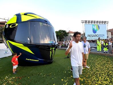  Motogp | Un casco gigante per Valentino Rossi 