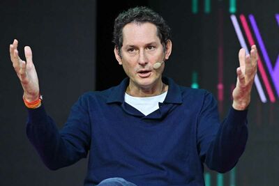  Stellantis, mossa a sorpresa di John Elkann: il 'regalo' al Presidente per fregare Musk e prendersi la torta