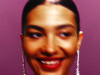  √ Brit Awards, domina Olivia Dean 