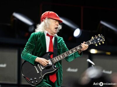  √ La canzone più deplorevole degli AC/DC 