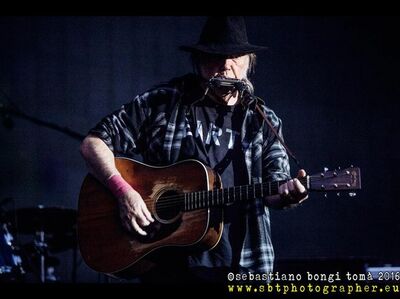  √ Neil Young, in arrivo un concerto leggendario con i Pearl Jam 