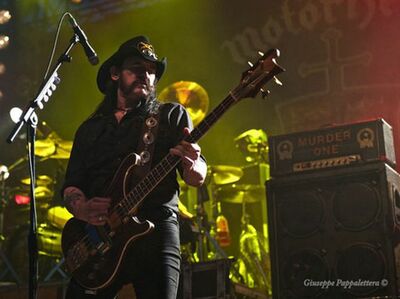  √ Lemmy Kilmister conficcò un panino in un banco di registrazione 