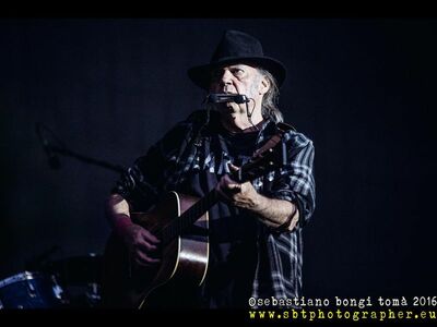  Neil Young ritirerà il suo catalogo da Amazon Music 