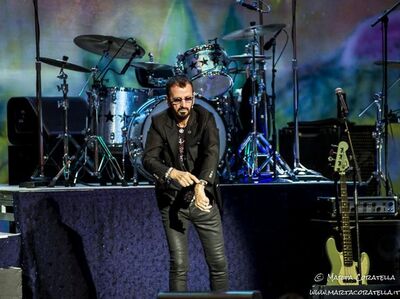  √ Johnny Depp e Ringo Starr insieme in un brano di beneficenza 