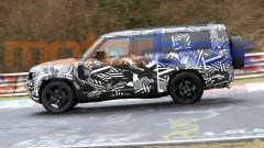  Defender 130 va di corsa. Cosa aggiungono le nuove foto spia 