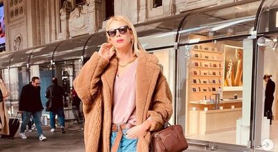  Vip in viaggio, dal teddy Di Alessia Marcuzzi alla giacca con le frange Di Katie Holmes: tutti i look da copiare 