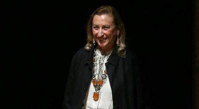 Prada potrebbe acquistare Versace, possibile rivoluzione nel lusso: si potrebbe arrivare a un consorzio per il finanziamento dell’operazione 