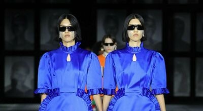  Gucci Twinsburg, cosa significa la sfilata dei gemelli? A Milano sfilano 68 coppie mano nella mano. Il precedente del 2004 