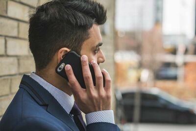  Telefonate mute, perchà© ti chiamano e poi non parlano? La verità  dietro questi misteriosi silenzi