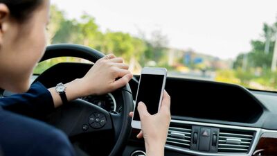  Whatsapp e Social AMMESSI ALLA GUIDA: ufficiale, STOP MULTE per gli smartphone I Puoi farlo, è legge