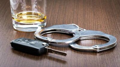  'Esca dall'auto con le mani bene in Vista' : ufficiale, arresto immediato al posto di blocco I Il ritiro della patente era solo un preambolo