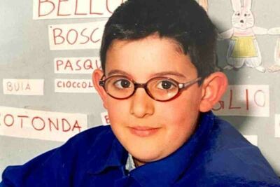  Riconoscete questo bimbo? Oggi è famosissimo e completamente diverso, porta la musica italiana in giro per il mondo