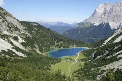  E' il lago più fotogenico che vedrai nella vita ed è a due passi dall'Italia: in invero è pura magia