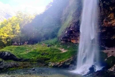  Sembra un fiordo norvegese ma è in Italia: il luogo fiabesco con la cascata che emerge da una grotta segreta