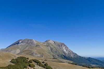  Nel cuore verde d’Italia, il paradiso terrestre ti aspetta tra prati fioriti e panorami infiniti