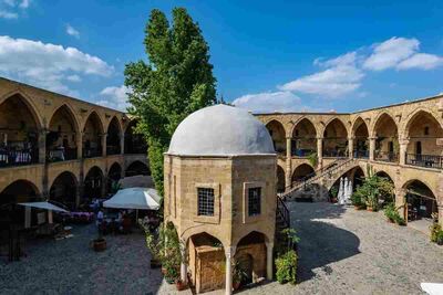  Una perla nascosta del sud Italia, la 'città delle 100 chiese' è un gioiello tra mura medievali e case di pietra