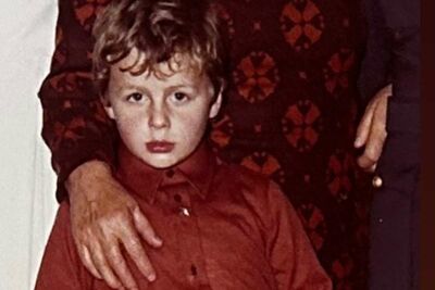  Qui era solo un Bambino, oggi è una delle star più amate: impossibile non riconoscere il suo sguardo