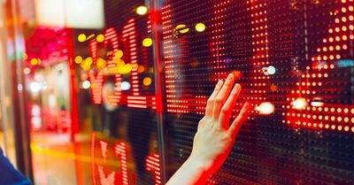  La Crisi Cinese: Come Potrebbe Colpire Apple, Tesla e Altri Grandi Titoli? 