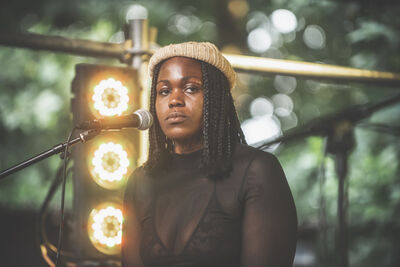  Lina Simons: Good Vibes tra Londra, Benevento e la Nigeria 