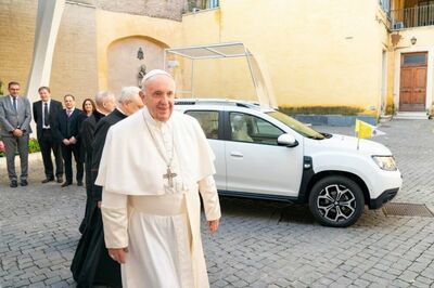  Papa Francesco riceve una Dacia Duster, versione speciale per il Pontefice 