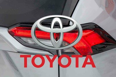  Auto elettriche sotto accusa: il Boss della Toyota svela un grande bluff che può mettere tutto a rischio | Allaguida 