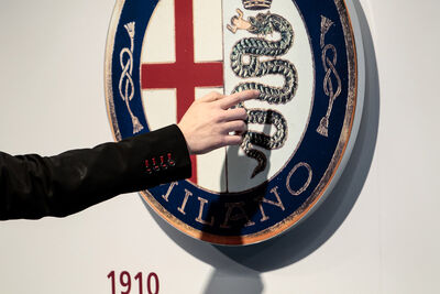  Logo Alfa Romeo: l'evoluzione dello stemma con il Biscione in 110 di storia 