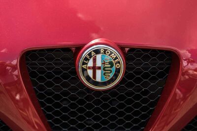  L'Alfa Romeo che ha il 'fisico' di una Porsche e la potenza di una Ferrari: è lusso e sportività allo stato puro | Allaguida 