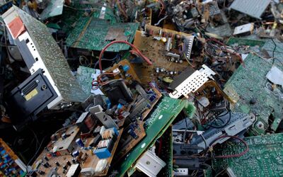  Rifiuti elettronici, nuove regole per la raccolta Raee: cosa sapere 