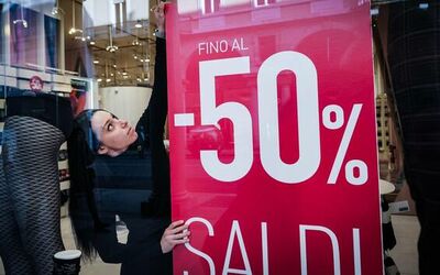  Saldi 2025, Confcommercio: 'Comprerà un italiano su due'. Le stime 