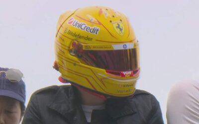  Pazzo di Lewis: il fan di Hamilton che segue il GP con il suo casco 