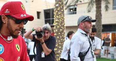  Lo avete visto il Nuovo Look di Hamilton? Così è arrivato al circuito del Bahrain 