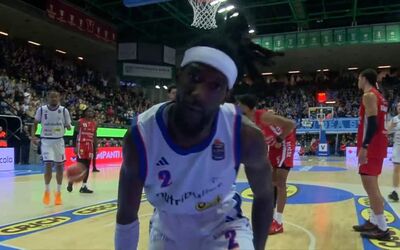  Briante Weber, canestro magico con dedica 