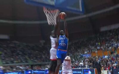  Niang si mangia il campo e vola a schiacciare 