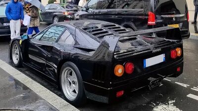  Avvistata a Parigi una rara Ferrari F40 nera 