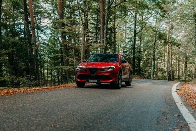  Alfa Romeo Junior va a bomba sul mercato: come evitare che le vendite in futuro si affloscino come accaduto con Giulia, Stelvio e Tonale? 